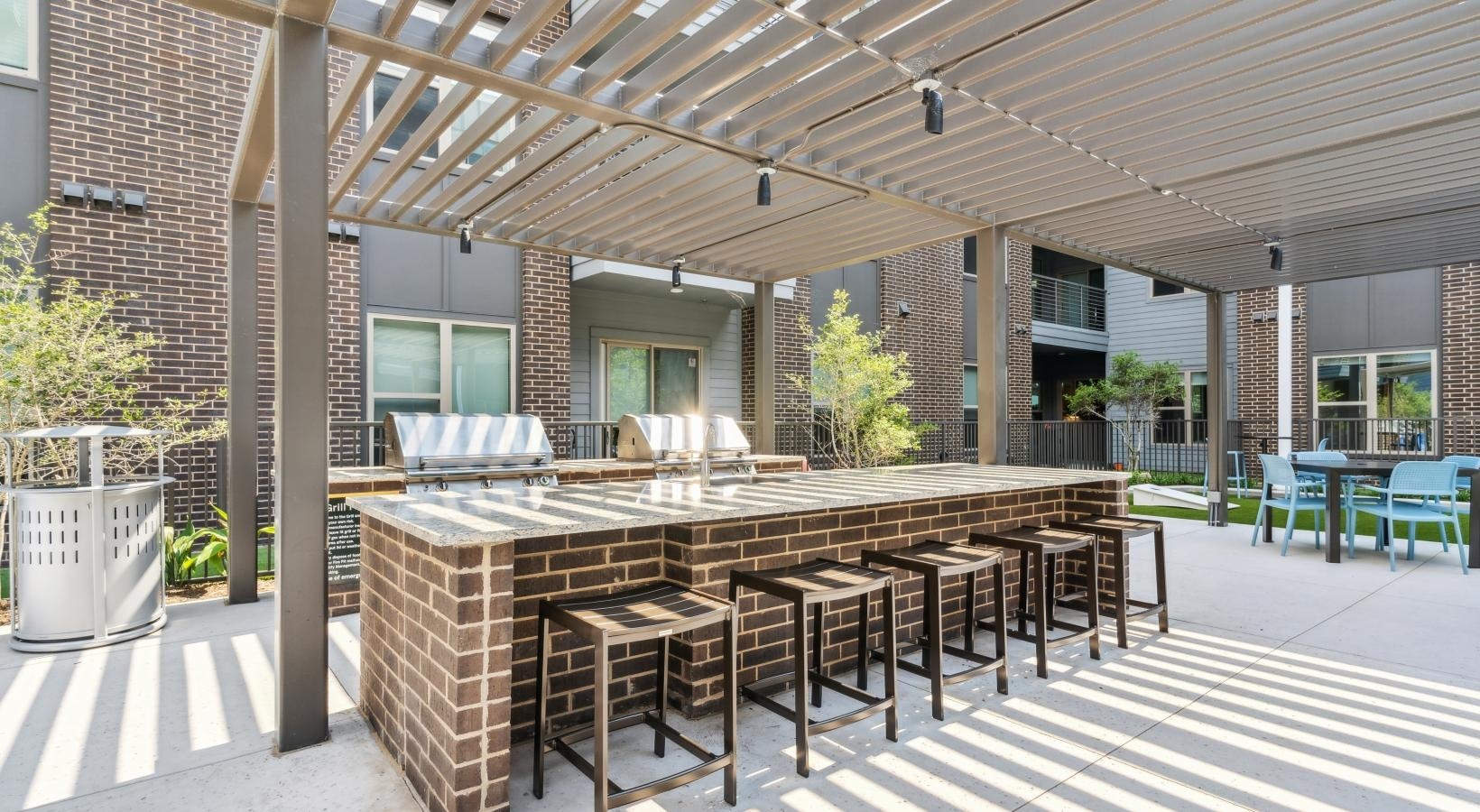 Poolside bar and grilling counter
