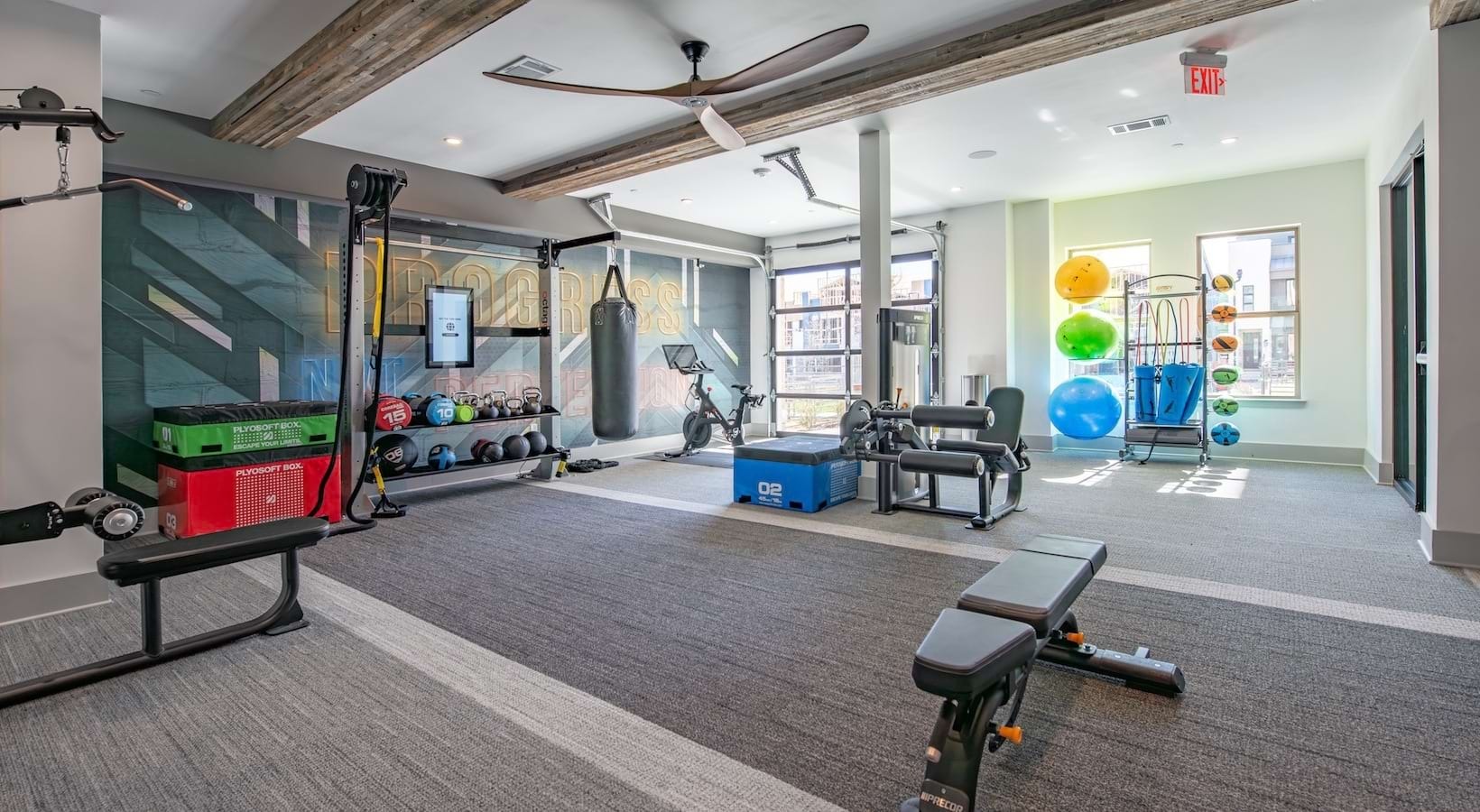 Reservable micro-fitness room