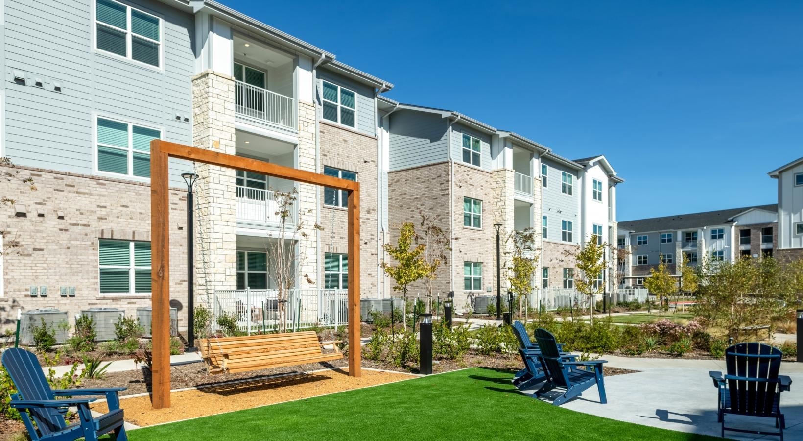 Courtyard lawn with pergola and lounge seating