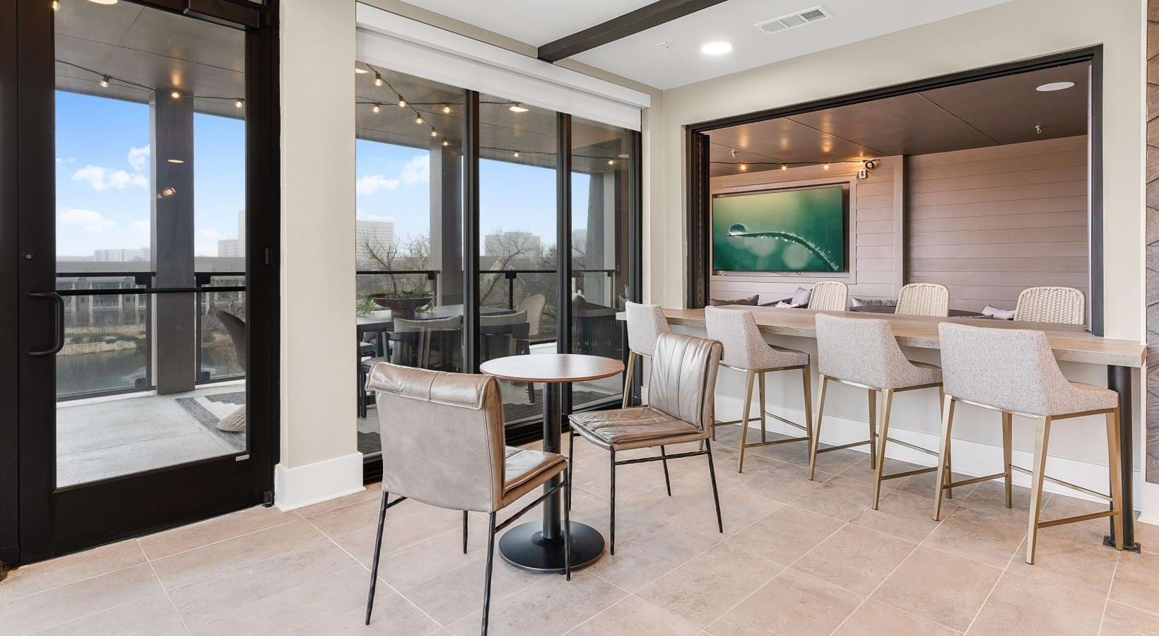 Sky lounge dining