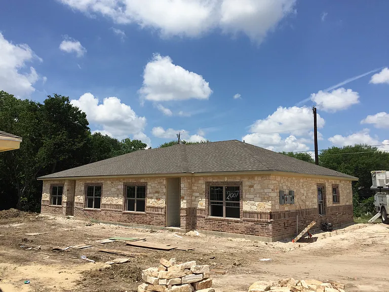 2212 Breezy Dr – image 1