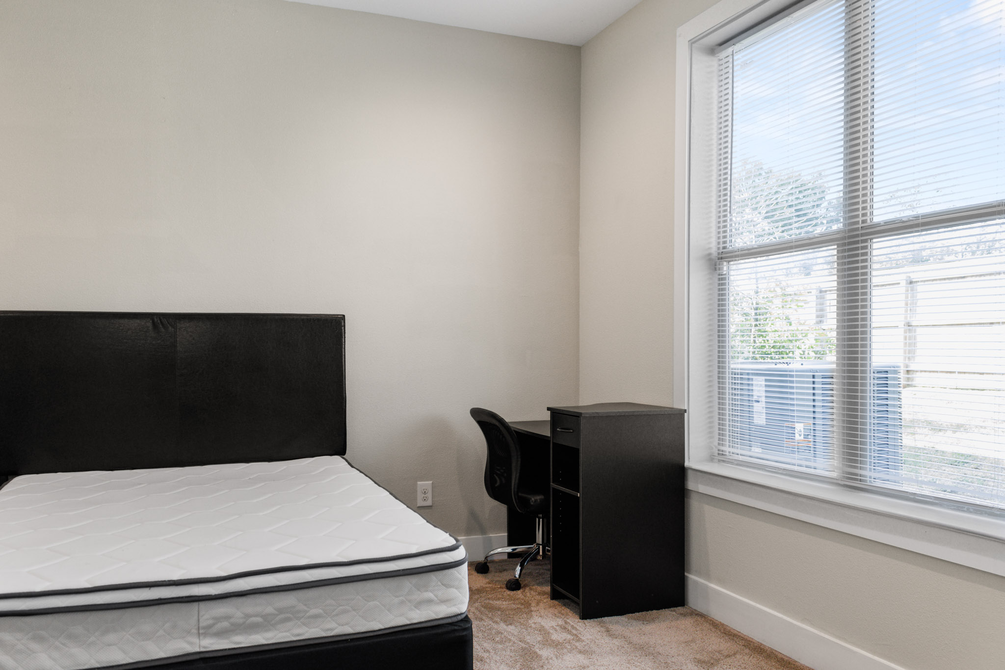 4 Bed 4 Bath - photo 5