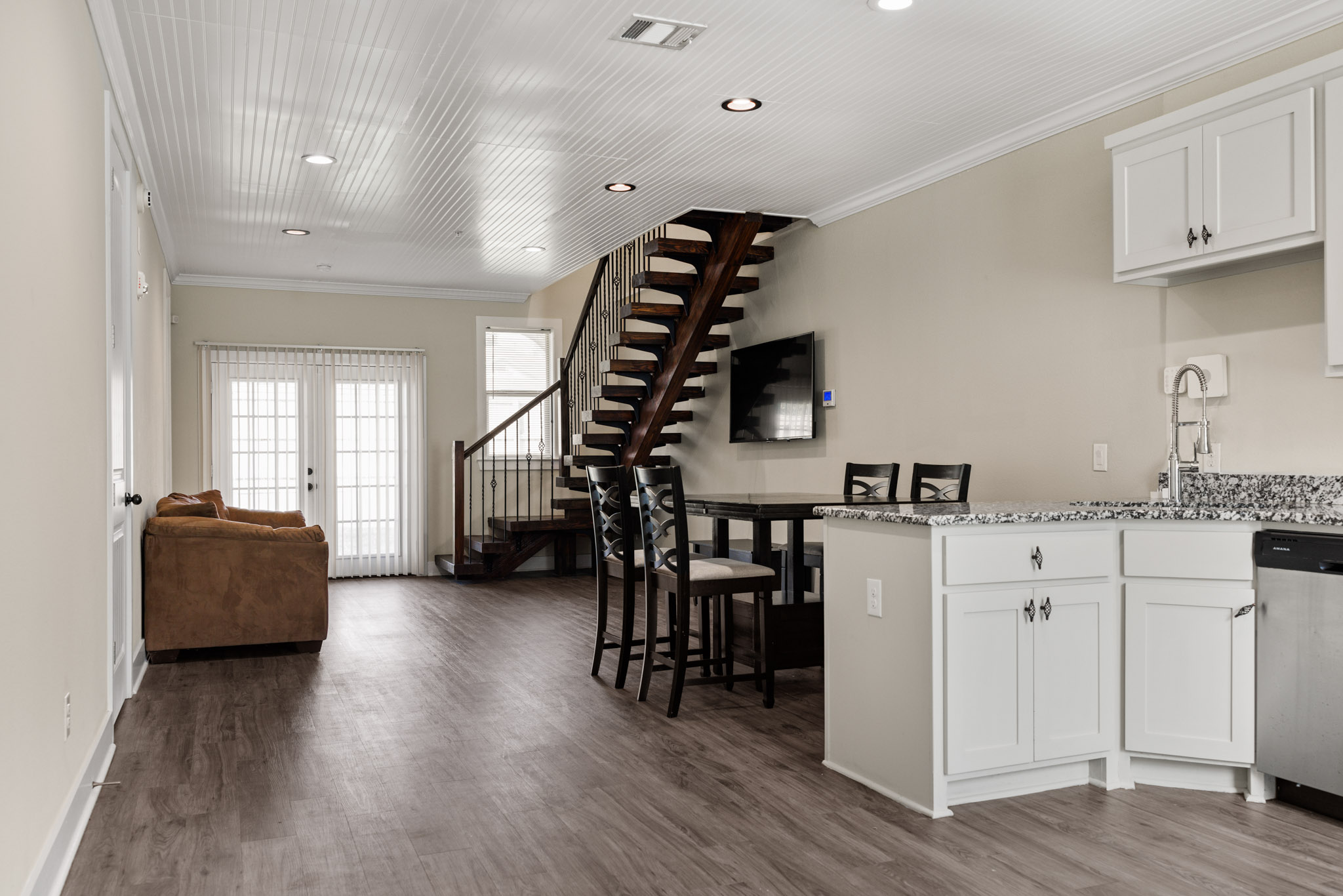 4 Bed 4 Bath - photo 3