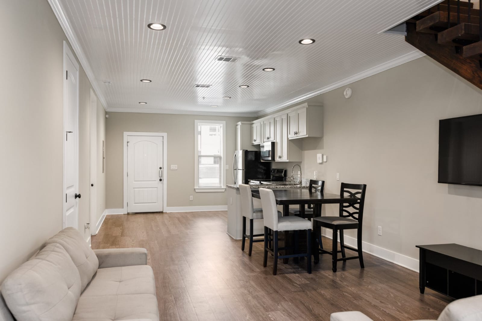 6 Bed 6  Bath - photo 3