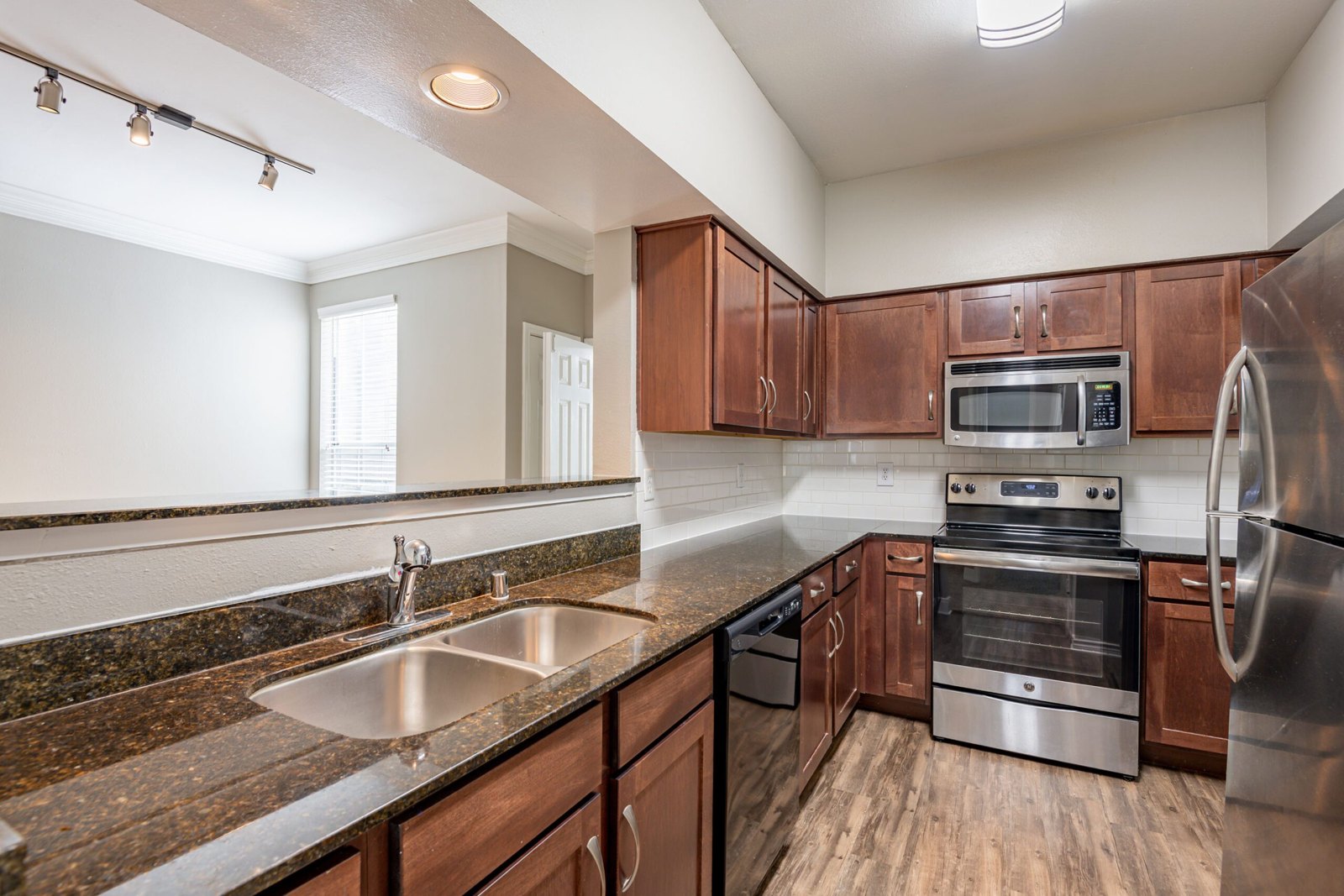 2 Bed 2 Bath Washer Dryer - photo 4