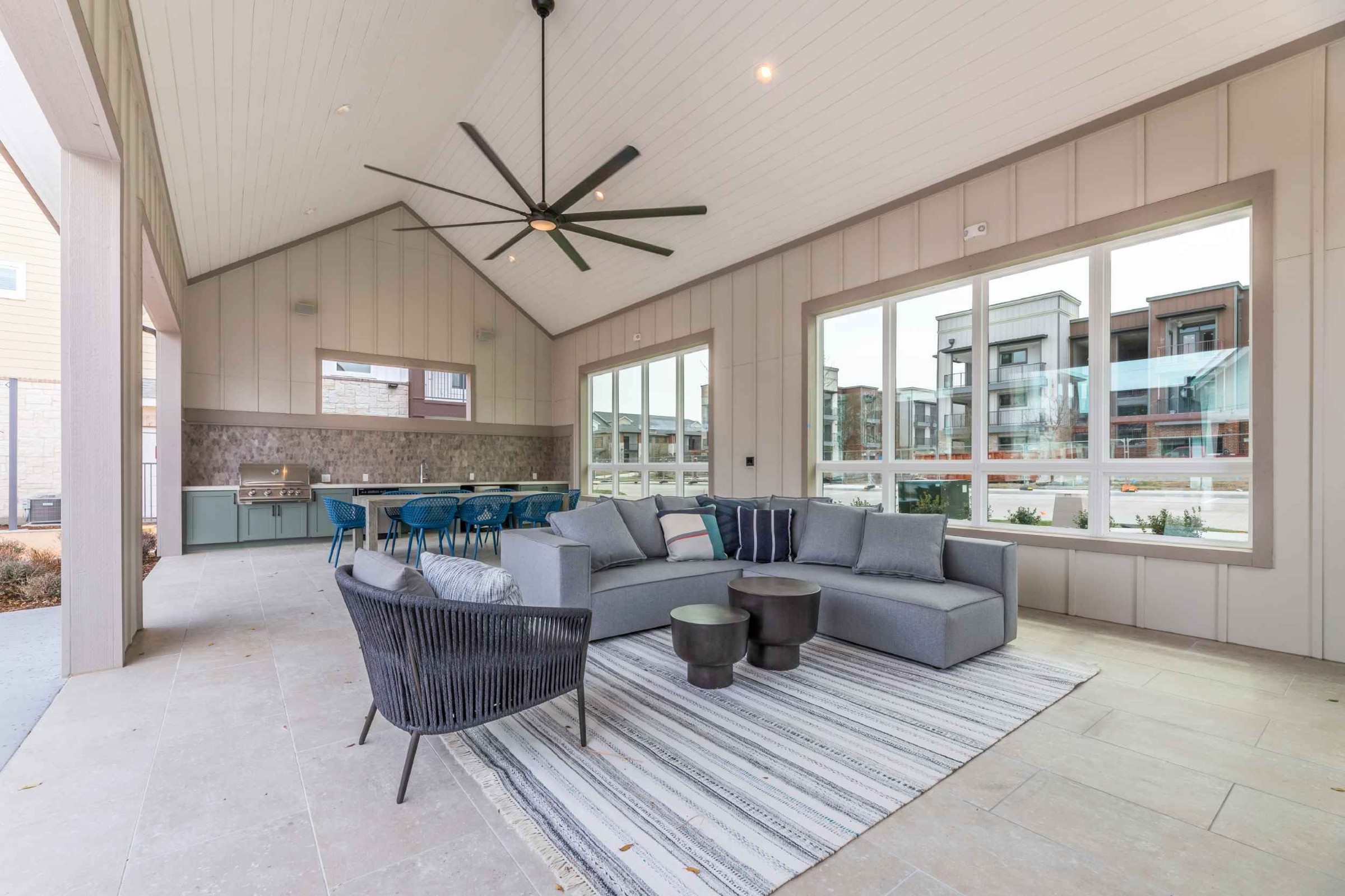 Atlas Crown - Covered outdoor kitchen and lounge