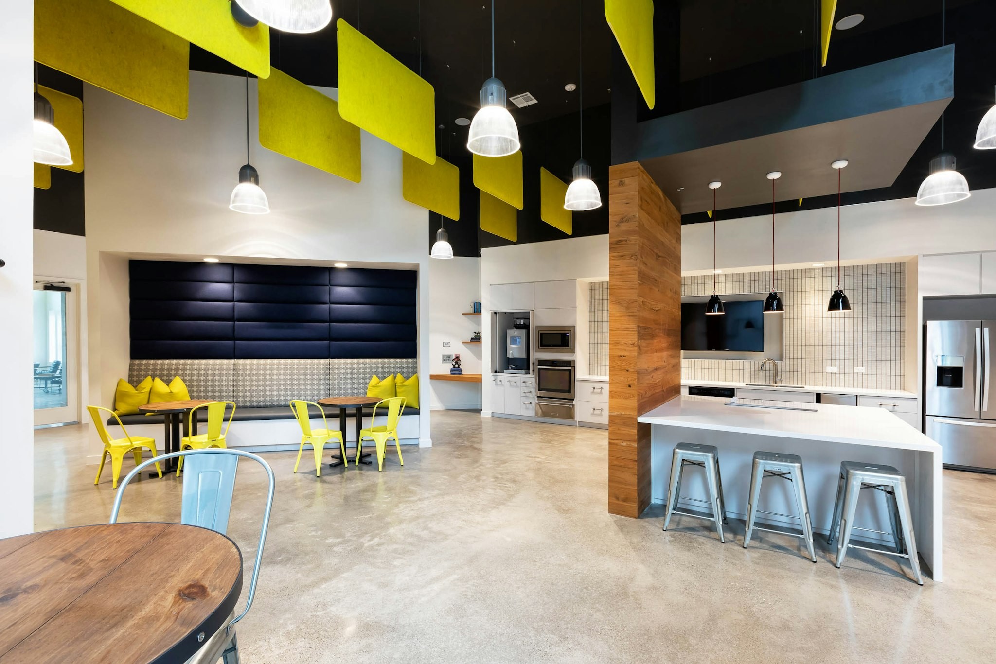 AMLI Frisco Crossing - Interior of clubroom at AMLI Frisco Crossing apartment building with coffee station and serving kitchen with booth and tables