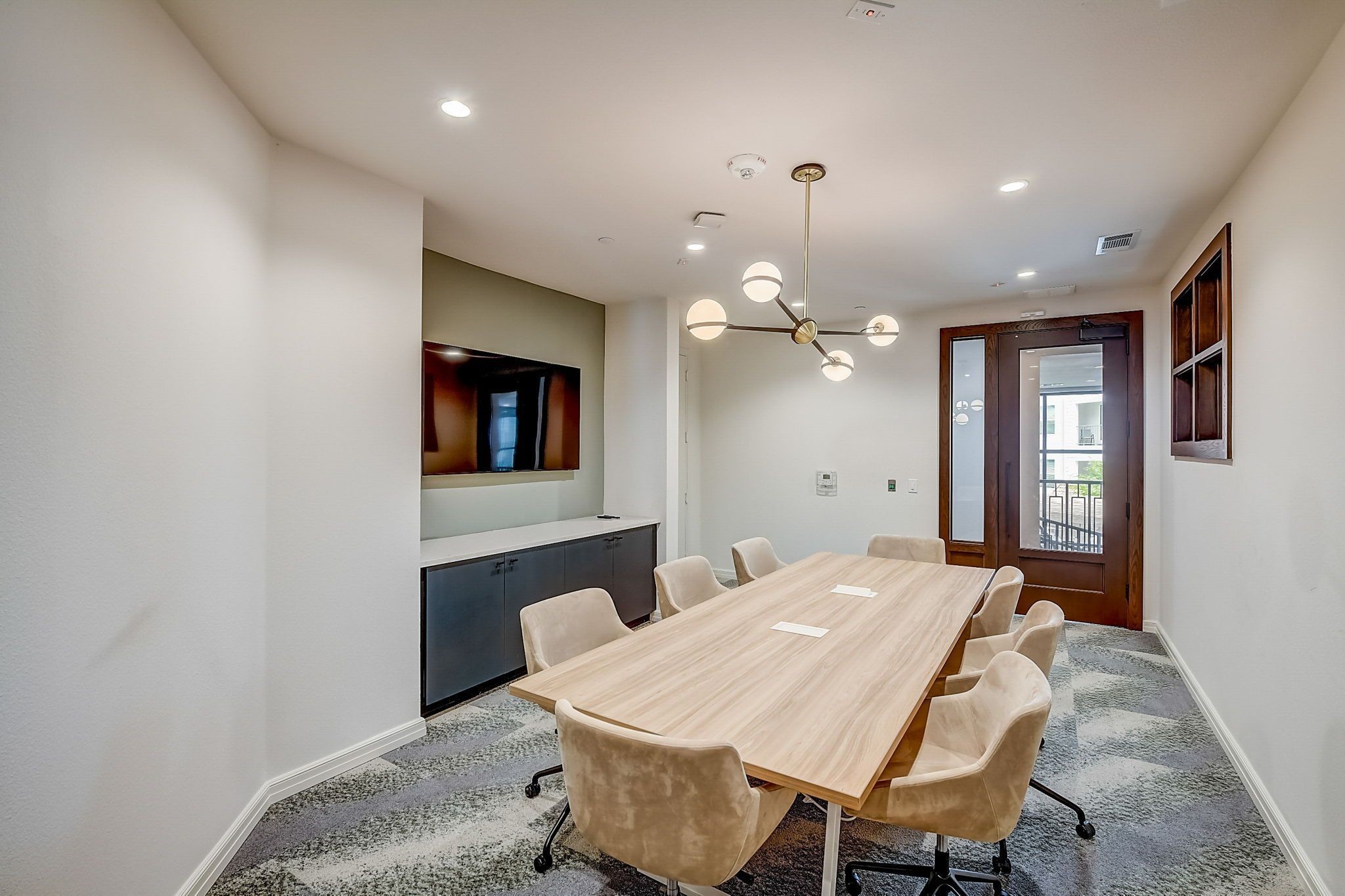 Ablon at Harbor Village - Conference room with screen and table with chairs