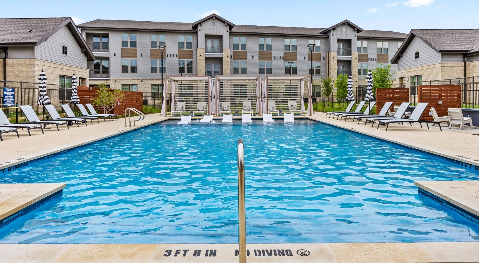 Birchway Sherman - Sparkling swimming pool