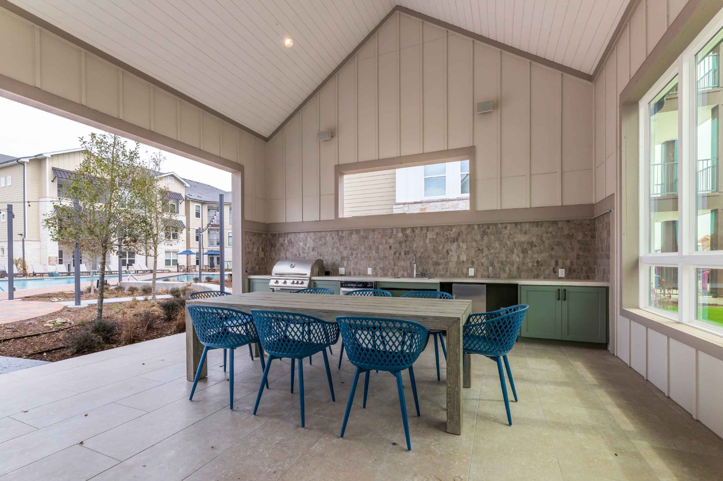 Atlas Crown - Covered outdoor grill and picnic area