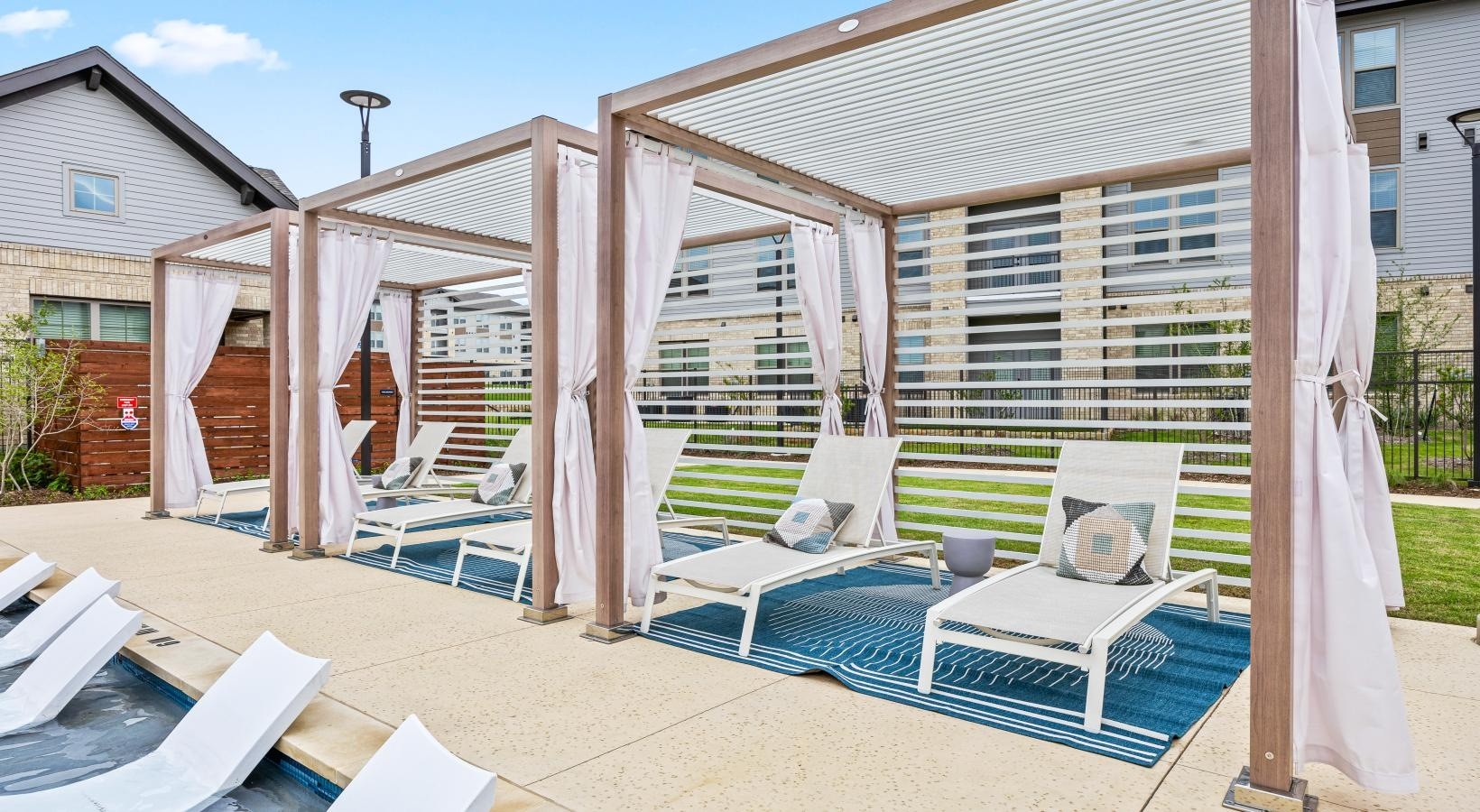 Birchway Sherman - Relax and unwind poolside