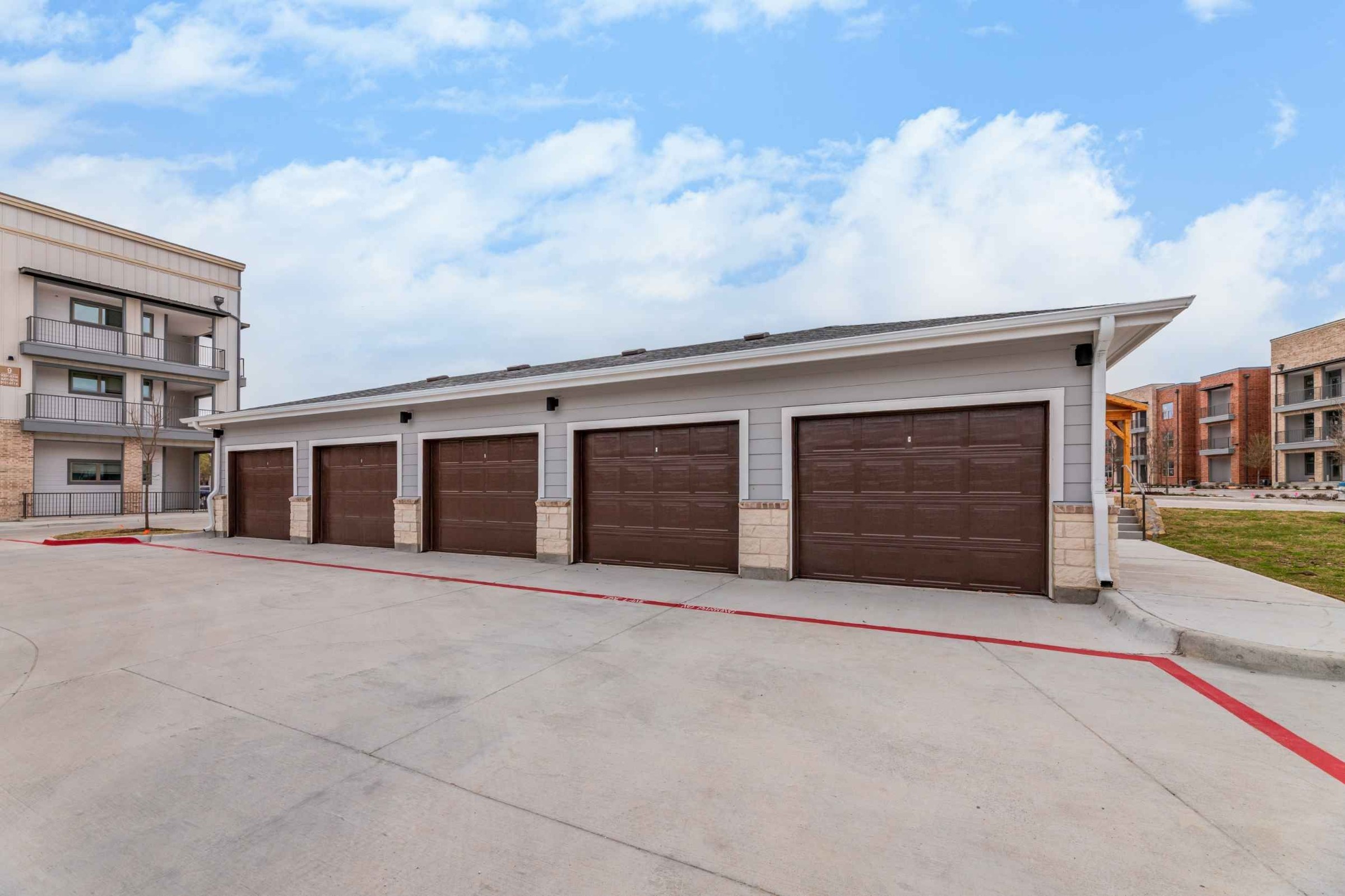 Atlas Crown - Detached private garages