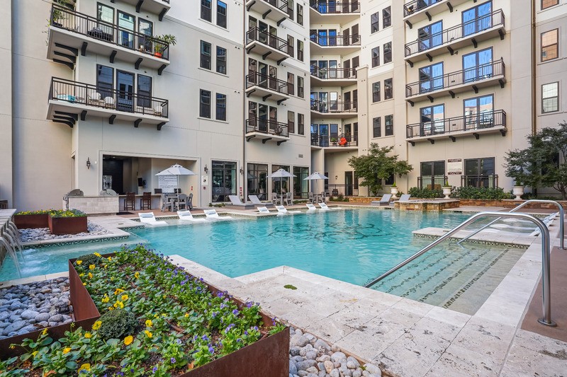 Cantabria at Turtle Creek - Pool courtyard with landscaped planters