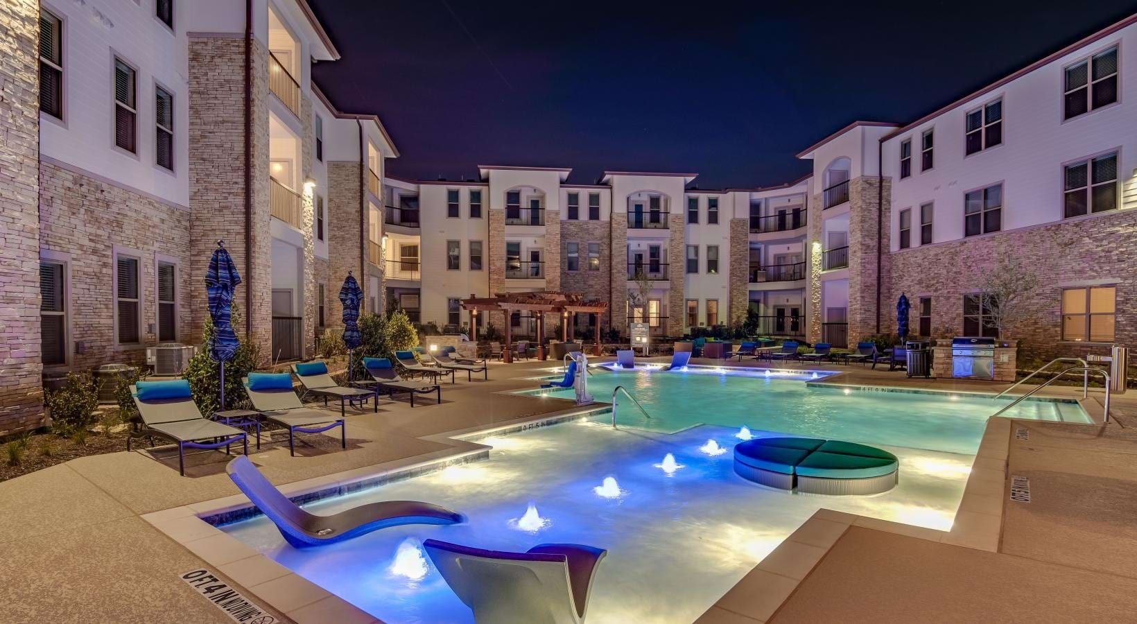 Resort-style swimming pool at Bellrock Upper North