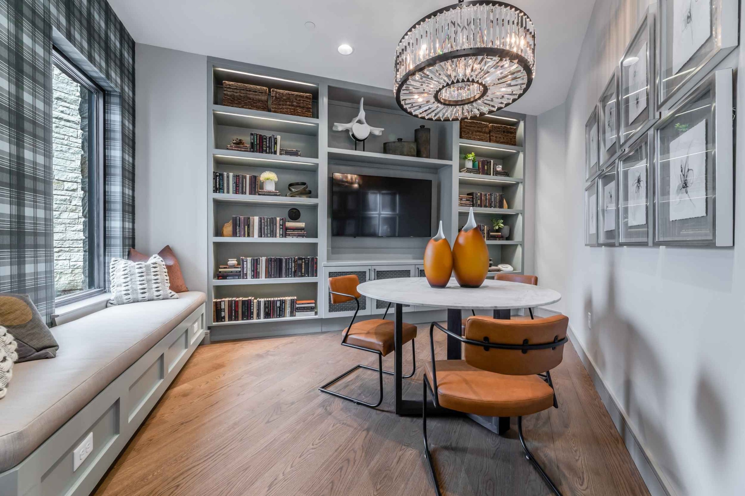 Atlas Crown - Library lounge area with television