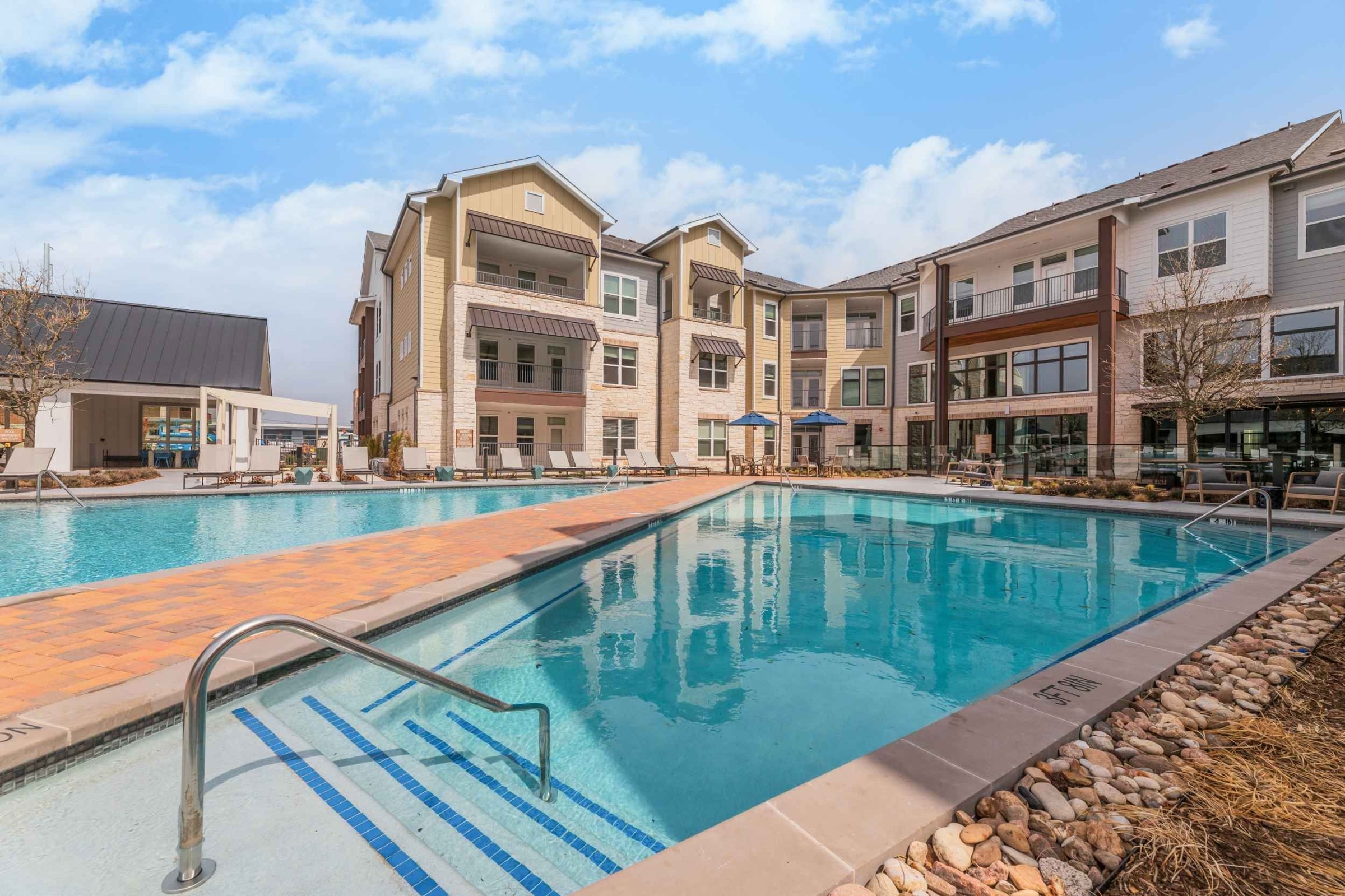Atlas Crown - Swimming pool and sundeck