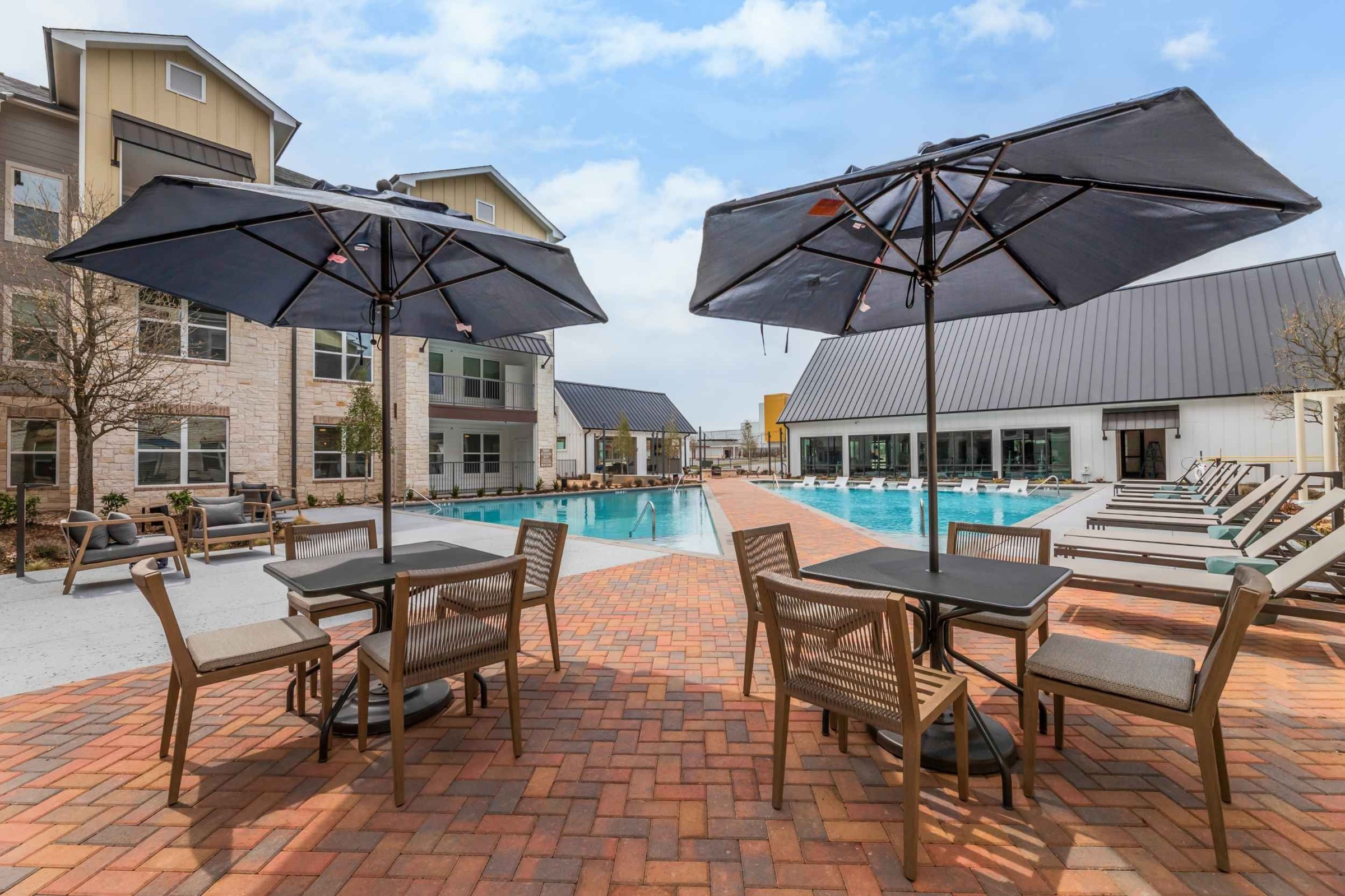 Atlas Crown - Poolside picnic area with tables and umbrellas