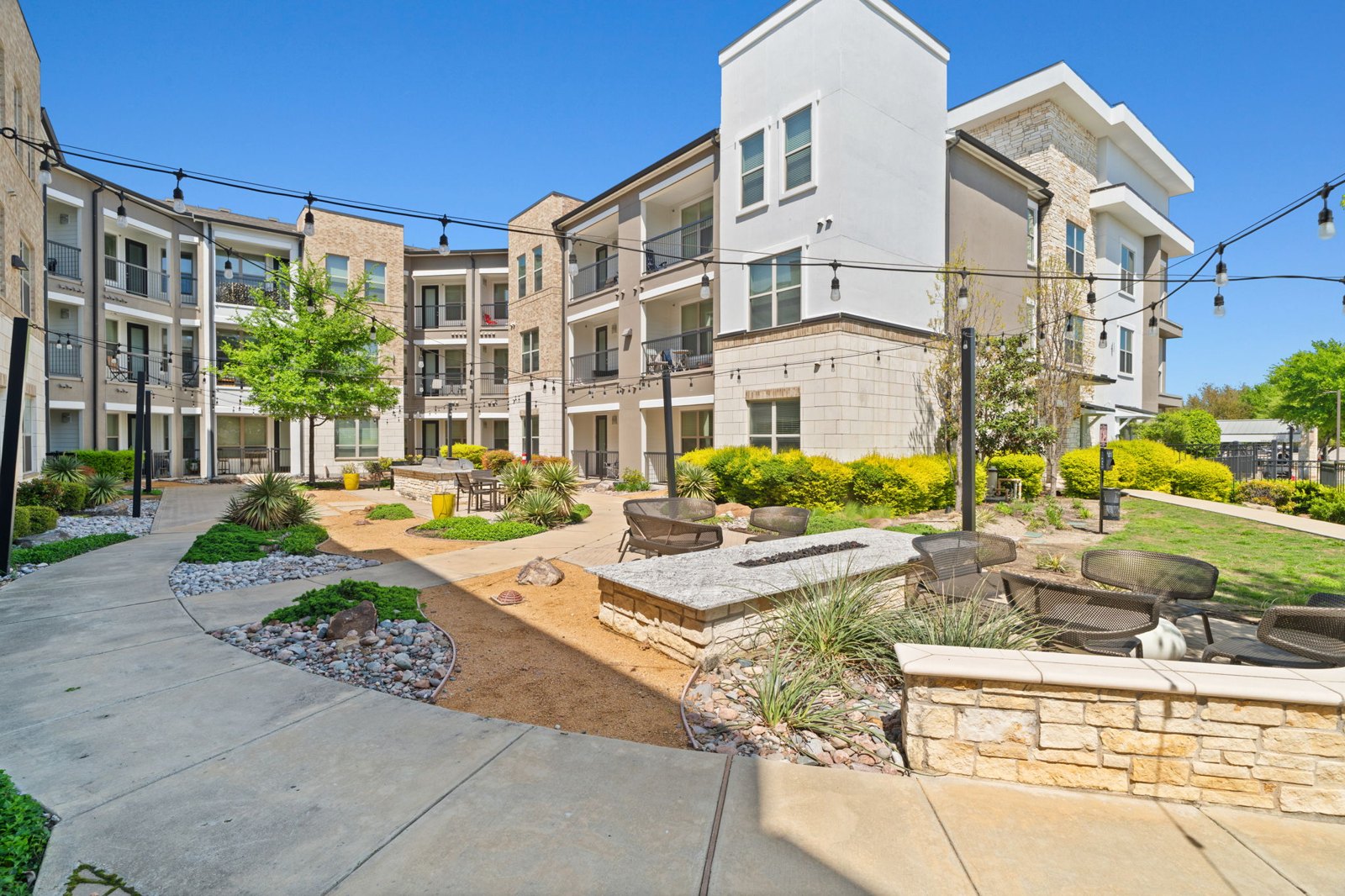 A sunny day at Axis at Watters Creek
