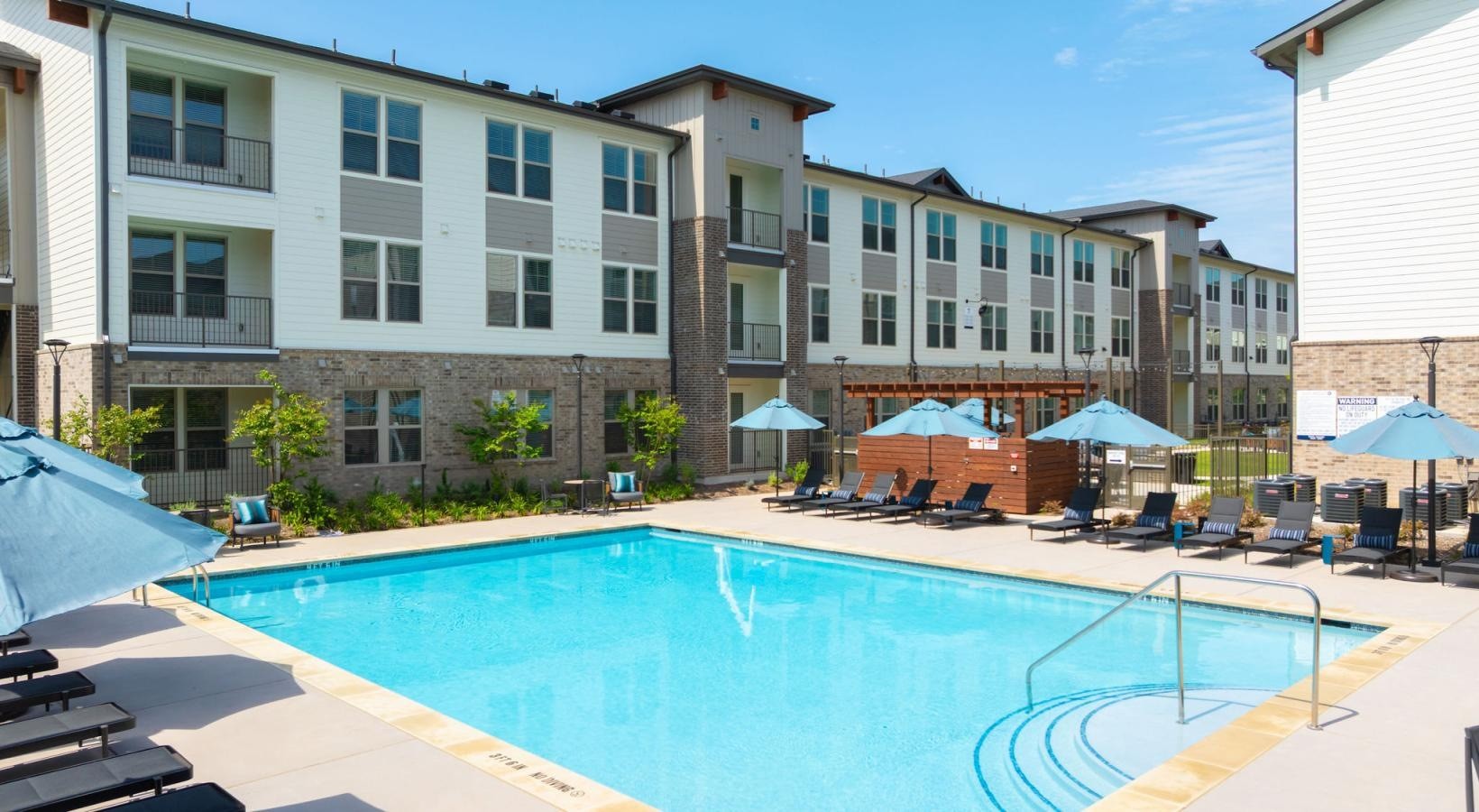 Birchway Denton - Resort-style swimming pool