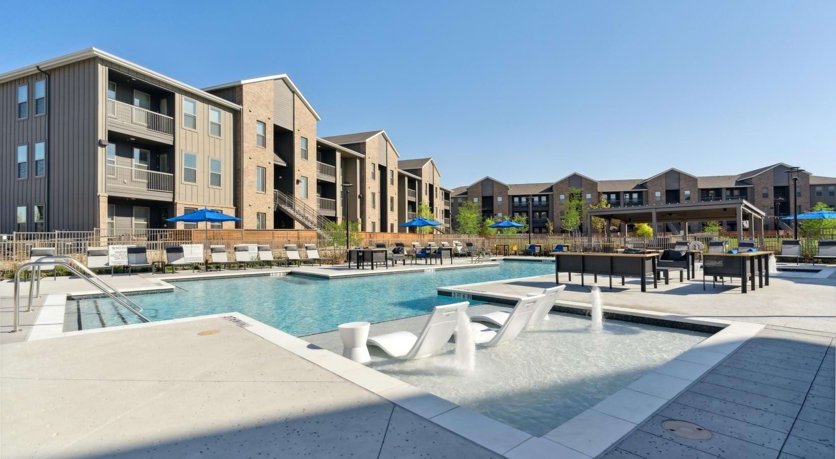 Alta Marine Creek - Shimmering resort-style pool