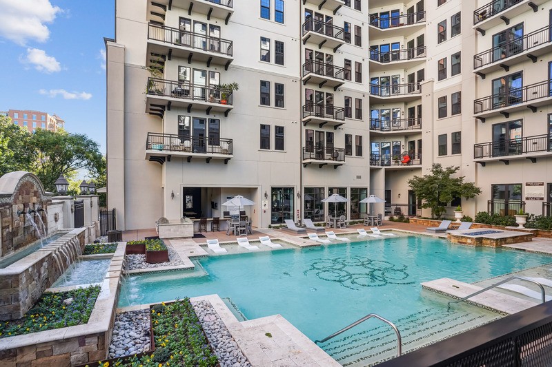 Cantabria at Turtle Creek - Resort-style pool and courtyard
