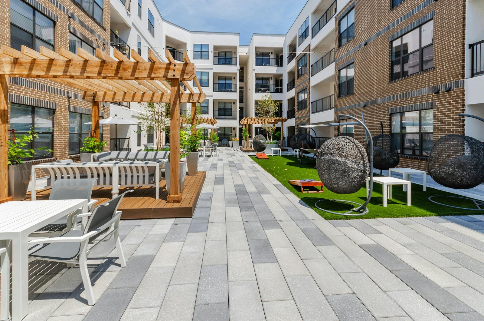Courtyard at AMLI Quadrangle