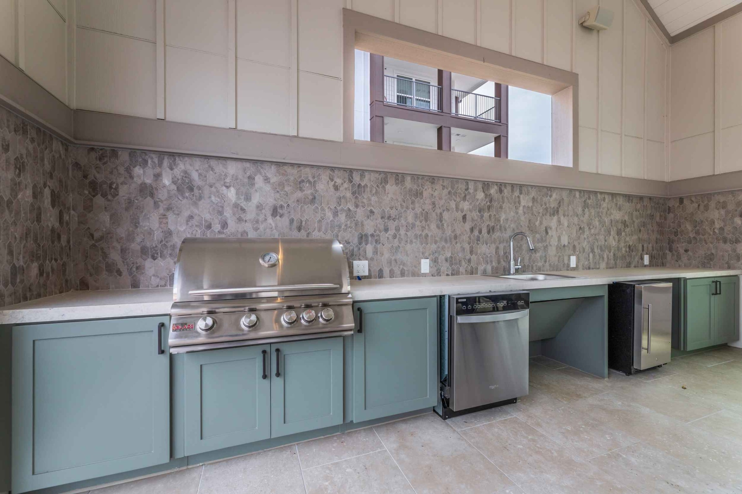 Atlas Crown - Outdoor grill and kitchen