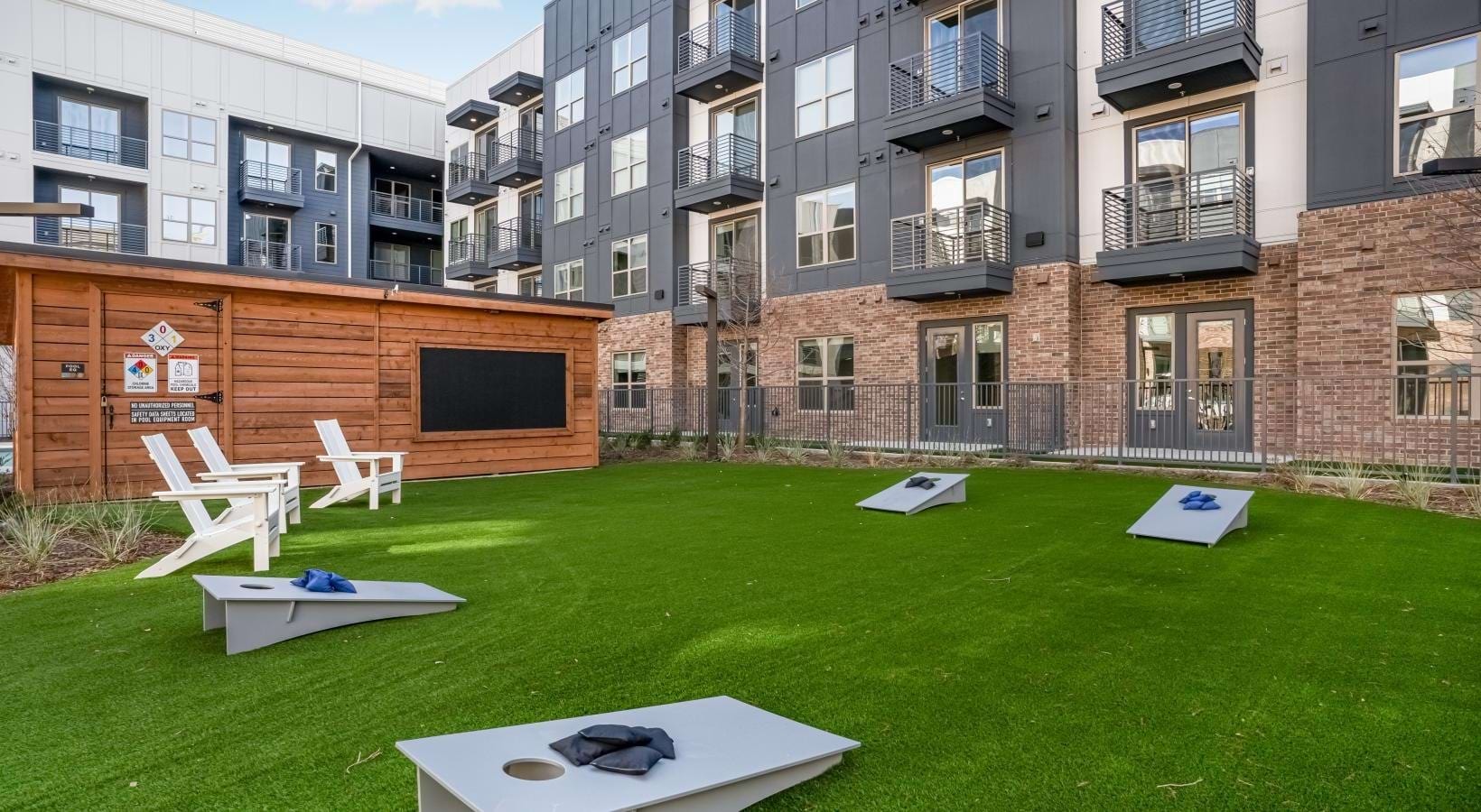 Courtyard Lawn & Lawn Games at Alta Magnolia