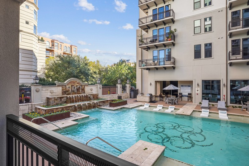 Cantabria at Turtle Creek - Resort-style swimming pool with lounge deck
