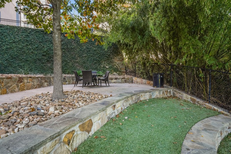 Cantabria at Turtle Creek - Shaded courtyard lawn with seating