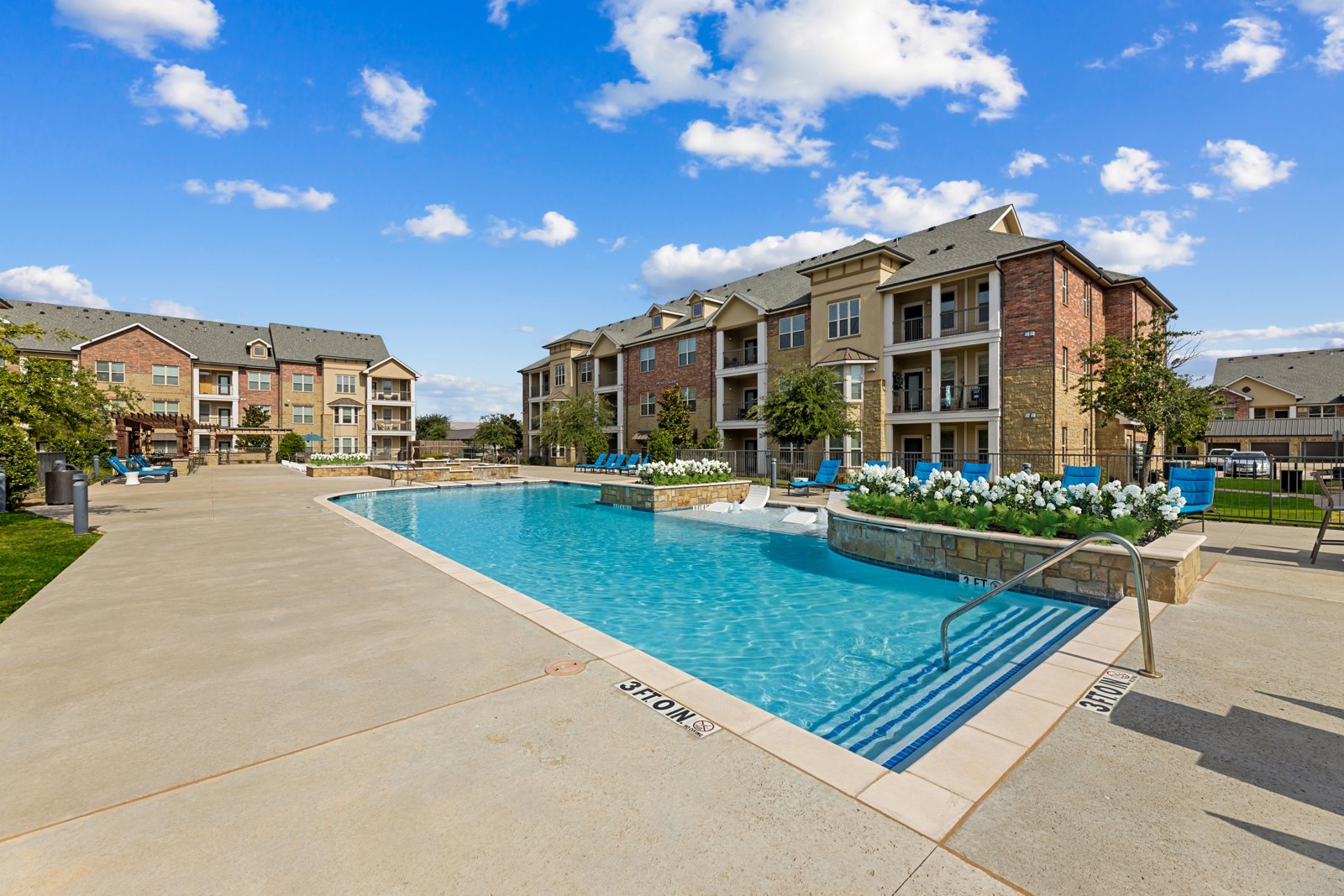 Resort-style swimming pool at Auberge of Burleson