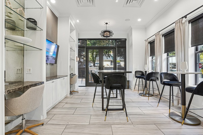 Cantabria at Turtle Creek - Coffee bar and bar seating in the resident clubroom